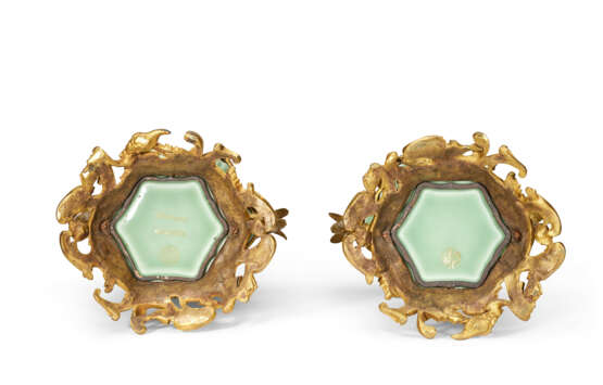 PAIRE DE VASES DE STYLE LOUIS XV - photo 5