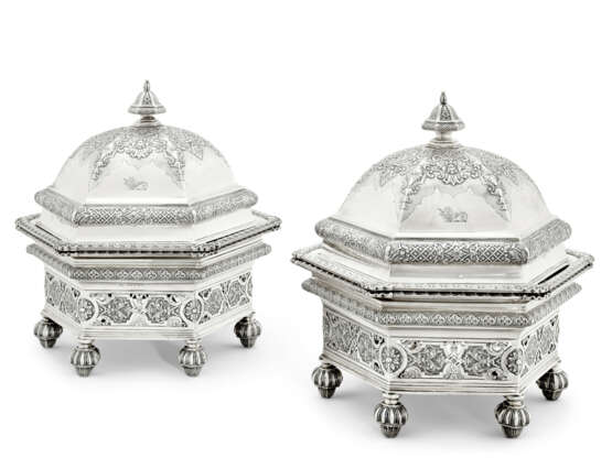PAIRE DE RÉCHAUDS, LEURS COUVERCLES ET LEURS DOUBLURES, ACCOMPAGNÉS DE QUATRE PLATS EN ARGENT D'ÉPOQUE VICTORIENNE - фото 1