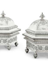 PAIRE DE RÉCHAUDS, LEURS COUVERCLES ET LEURS DOUBLURES, ACCOMPAGNÉS DE QUATRE PLATS EN ARGENT D'ÉPOQUE VICTORIENNE