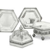 PAIRE DE RÉCHAUDS, LEURS COUVERCLES ET LEURS DOUBLURES, ACCOMPAGNÉS DE QUATRE PLATS EN ARGENT D'ÉPOQUE VICTORIENNE - фото 4