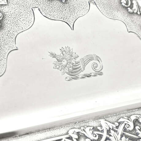 PAIRE DE RÉCHAUDS, LEURS COUVERCLES ET LEURS DOUBLURES, ACCOMPAGNÉS DE QUATRE PLATS EN ARGENT D'ÉPOQUE VICTORIENNE - фото 5