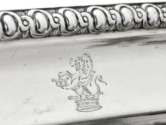 PAIRE DE RÉCHAUDS, LEURS COUVERCLES ET LEURS DOUBLURES, ACCOMPAGNÉS DE QUATRE PLATS EN ARGENT D'ÉPOQUE VICTORIENNE - фото 6