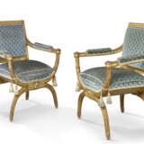 PAIRE DE FAUTEUILS CURULES D'ÉPOQUE LOUIS XVI - фото 3