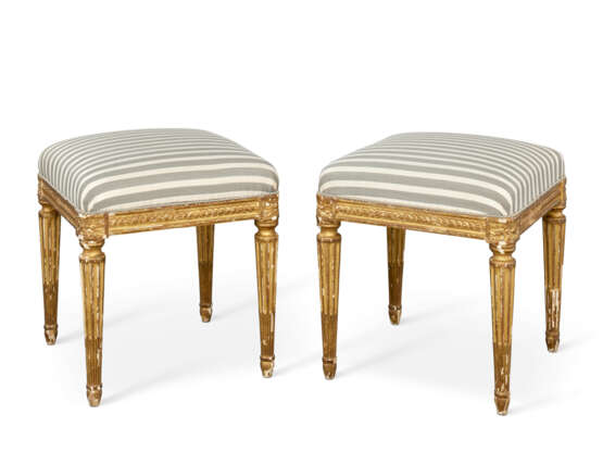 PAIRE DE TABOURETS D'ÉPOQUE LOUIS XVI - Foto 1