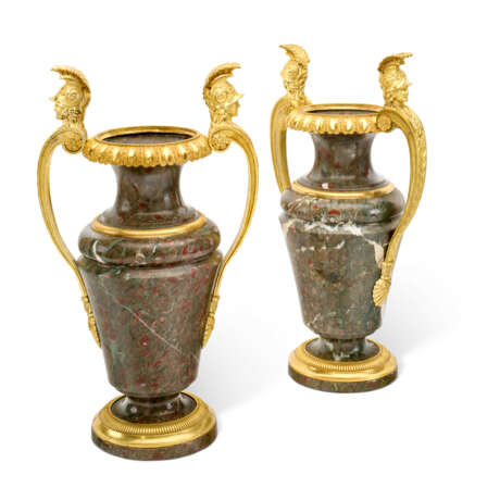 PAIRE DE VASES D'ÉPOQUE EMPIRE - photo 1 PAIRE DE VASES D'ÉPOQUE EMPIRE - photo 1