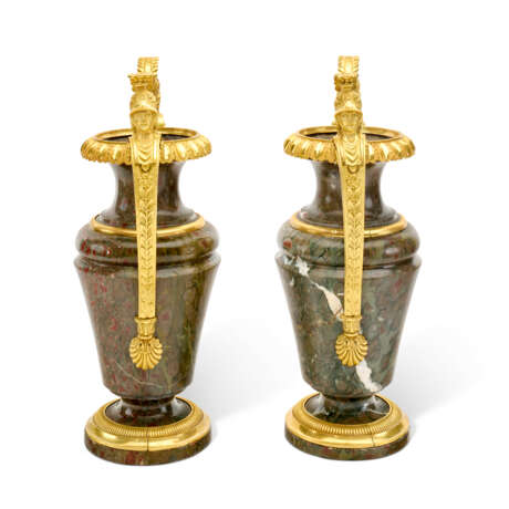 PAIRE DE VASES D'ÉPOQUE EMPIRE - photo 2 PAIRE DE VASES D'ÉPOQUE EMPIRE - photo 2