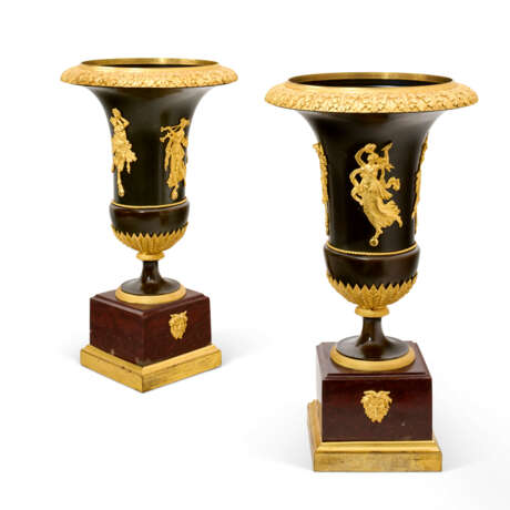 PAIRE DE VASES D'ÉPOQUE EMPIRE - photo 1 PAIRE DE VASES D'ÉPOQUE EMPIRE - photo 1