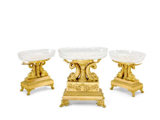 ENSEMBLE DE TROIS SURTOUTS DE LA FIN DE L'ÉPOQUE EMPIRE - photo 1 ENSEMBLE DE TROIS SURTOUTS DE LA FIN DE L'ÉPOQUE EMPIRE - photo 1