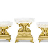 ENSEMBLE DE TROIS SURTOUTS DE LA FIN DE L'ÉPOQUE EMPIRE - photo 2