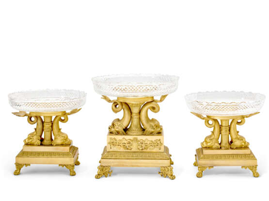 ENSEMBLE DE TROIS SURTOUTS DE LA FIN DE L'ÉPOQUE EMPIRE - photo 2 ENSEMBLE DE TROIS SURTOUTS DE LA FIN DE L'ÉPOQUE EMPIRE - photo 2