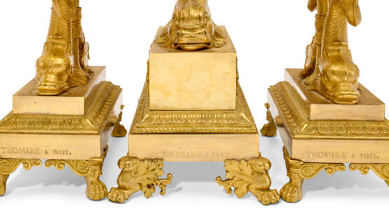 ENSEMBLE DE TROIS SURTOUTS DE LA FIN DE L'ÉPOQUE EMPIRE - photo 4 ENSEMBLE DE TROIS SURTOUTS DE LA FIN DE L'ÉPOQUE EMPIRE - photo 4