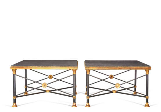 PAIRE DE TABLES BASSES DE STYLE NÉOCLASSIQUE - photo 1 PAIRE DE TABLES BASSES DE STYLE NÉOCLASSIQUE - photo 1