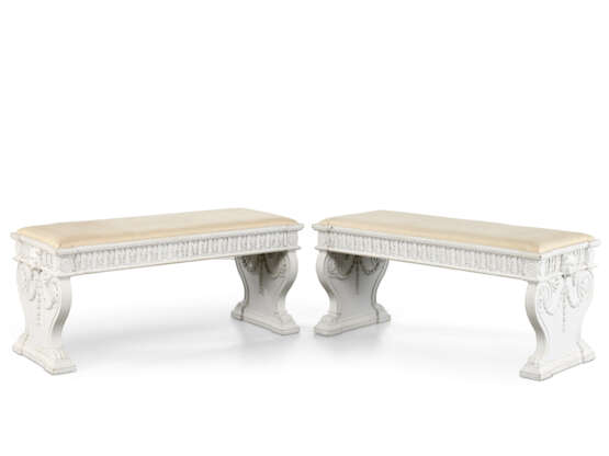 PAIRE DE BANQUETTES DE STYLE GEORGE III - Foto 1