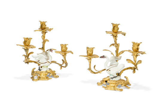 PAIRE DE CANDÉLABRES AUX CYGNES D'ÉPOQUE LOUIS XV - Foto 1