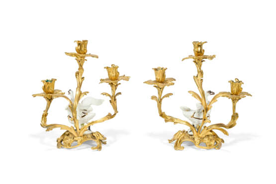 PAIRE DE CANDÉLABRES AUX CYGNES D'ÉPOQUE LOUIS XV - Foto 2