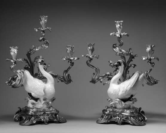PAIRE DE CANDÉLABRES AUX CYGNES D'ÉPOQUE LOUIS XV - Foto 4