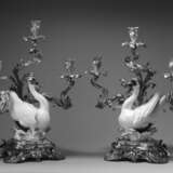 PAIRE DE CANDÉLABRES AUX CYGNES D'ÉPOQUE LOUIS XV - Foto 4