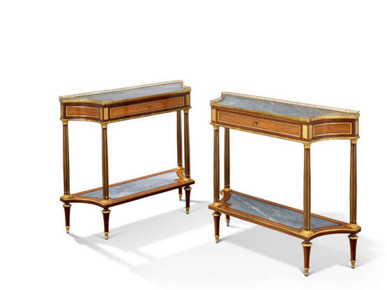 PAIRE DE CONSOLES DESSERTES DE STYLE LOUIS XVI - фото 1 PAIRE DE CONSOLES DESSERTES DE STYLE LOUIS XVI - фото 1