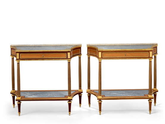PAIRE DE CONSOLES DESSERTES DE STYLE LOUIS XVI - фото 2 PAIRE DE CONSOLES DESSERTES DE STYLE LOUIS XVI - фото 2