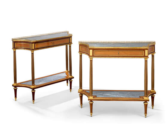 PAIRE DE CONSOLES DESSERTES DE STYLE LOUIS XVI - фото 3 PAIRE DE CONSOLES DESSERTES DE STYLE LOUIS XVI - фото 3