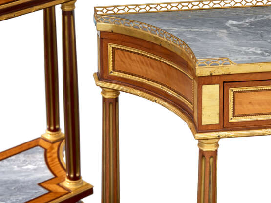 PAIRE DE CONSOLES DESSERTES DE STYLE LOUIS XVI - фото 4 PAIRE DE CONSOLES DESSERTES DE STYLE LOUIS XVI - фото 4
