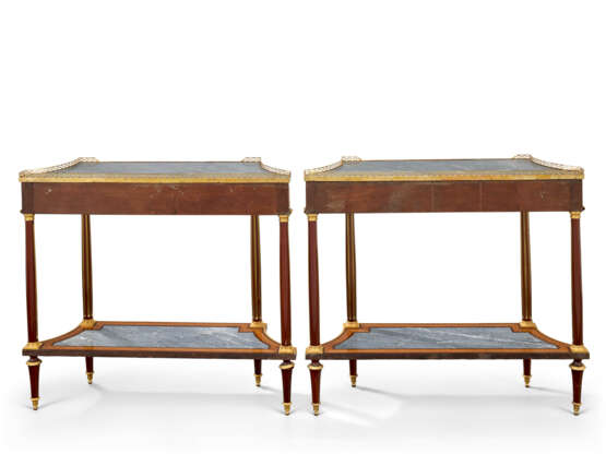 PAIRE DE CONSOLES DESSERTES DE STYLE LOUIS XVI - фото 5 PAIRE DE CONSOLES DESSERTES DE STYLE LOUIS XVI - фото 5