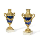 PAIRE DE VASES D'ÉPOQUE NÉOCLASSIQUE - photo 1