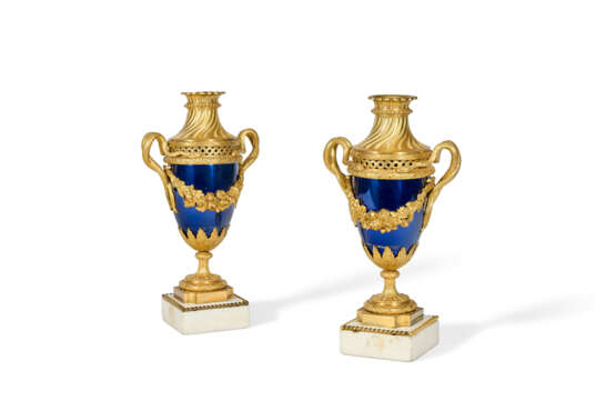 PAIRE DE VASES D'ÉPOQUE NÉOCLASSIQUE - photo 1