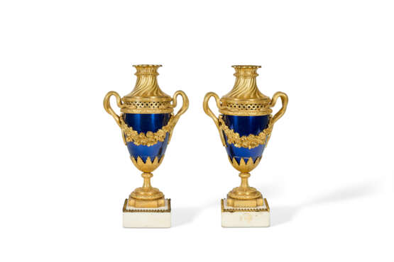 PAIRE DE VASES D'ÉPOQUE NÉOCLASSIQUE - photo 2