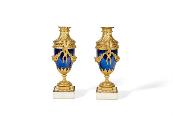 PAIRE DE VASES D'ÉPOQUE NÉOCLASSIQUE - photo 3