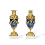 PAIRE DE VASES D'ÉPOQUE NÉOCLASSIQUE - photo 3