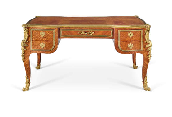 BUREAU PLAT DE STYLE LOUIS XV - photo 1 BUREAU PLAT DE STYLE LOUIS XV - photo 1