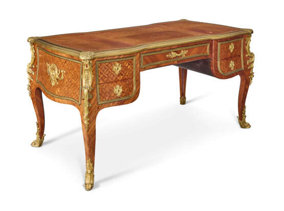 BUREAU PLAT DE STYLE LOUIS XV - photo 2 BUREAU PLAT DE STYLE LOUIS XV - photo 2