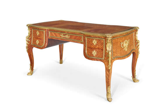 BUREAU PLAT DE STYLE LOUIS XV - photo 3 BUREAU PLAT DE STYLE LOUIS XV - photo 3