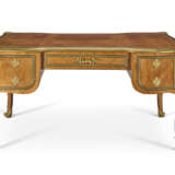 BUREAU PLAT DE STYLE LOUIS XV - photo 4