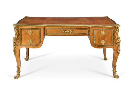 BUREAU PLAT DE STYLE LOUIS XV - photo 4 BUREAU PLAT DE STYLE LOUIS XV - photo 4
