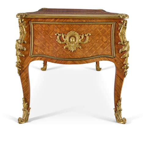 BUREAU PLAT DE STYLE LOUIS XV - photo 5 BUREAU PLAT DE STYLE LOUIS XV - photo 5
