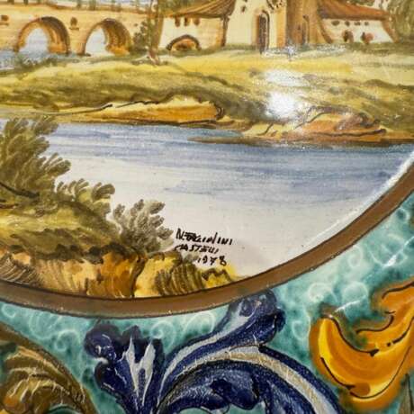 Set of Two Hand-Pair of Italian Renaissance Style Platters by N. Tapolini 1970s Metal ceramics 20th century - photo 5