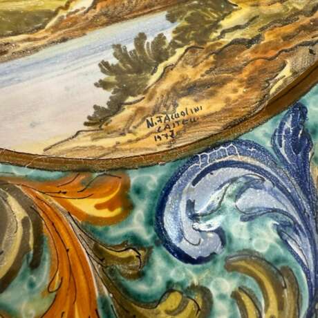 Set of Two Hand-Pair of Italian Renaissance Style Platters by N. Tapolini 1970s Metal ceramics 20th century - photo 6