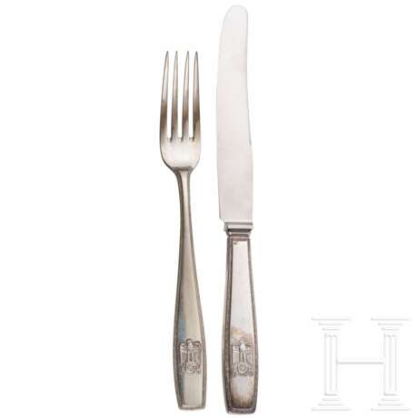 Adolf Hitler - Speisegabel und -messer aus dem formellen Tafelsilber der Neuen Reichskanzlei - photo 1 Adolf Hitler - Speisegabel und -messer aus dem formellen Tafelsilber der Neuen Reichskanzlei - photo 1