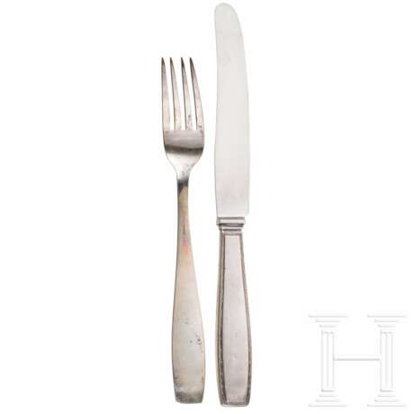 Adolf Hitler - Speisegabel und -messer aus dem formellen Tafelsilber der Neuen Reichskanzlei - photo 2 Adolf Hitler - Speisegabel und -messer aus dem formellen Tafelsilber der Neuen Reichskanzlei - photo 2