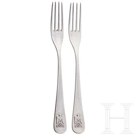 Zwei Kuchengabeln aus dem Tafelsilber der Neuen Reichskanzlei - photo 1 Zwei Kuchengabeln aus dem Tafelsilber der Neuen Reichskanzlei - photo 1