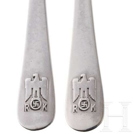 Zwei Kuchengabeln aus dem Tafelsilber der Neuen Reichskanzlei - photo 2 Zwei Kuchengabeln aus dem Tafelsilber der Neuen Reichskanzlei - photo 2