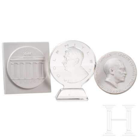 Zwei Porzellanplaketten und eine gläserne Plakette - photo 1 Zwei Porzellanplaketten und eine gläserne Plakette - photo 1