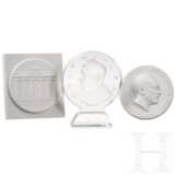 Zwei Porzellanplaketten und eine gläserne Plakette - photo 1