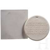 Zwei Porzellanplaketten und eine gläserne Plakette - photo 2