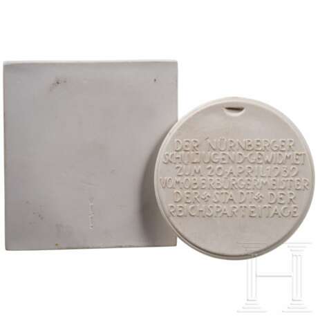 Zwei Porzellanplaketten und eine gläserne Plakette - photo 2 Zwei Porzellanplaketten und eine gläserne Plakette - photo 2