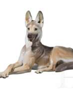 Allach Porcelain Factory. Porzellanmanufaktur Allach - großer liegender Schäferhund in farbiger Ausführung