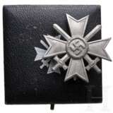 Kriegsverdienstkreuz 1. Klasse mit Schwertern im Etui, Hersteller "3" - фото 1