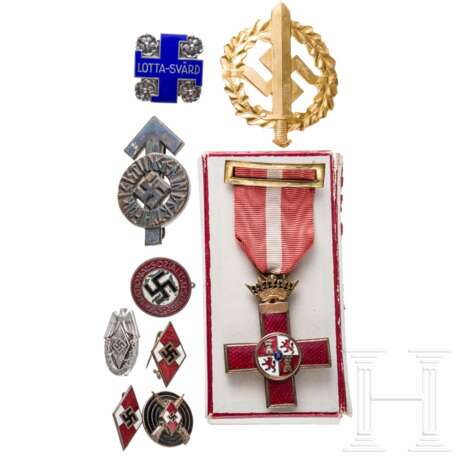 Kleines Ordens- und Abzeichenkonvolut - фото 1 Kleines Ordens- und Abzeichenkonvolut - фото 1